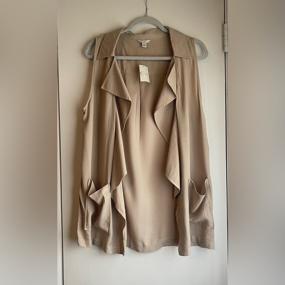 *NWT* Woman’s Beautiful Tan‎ Casual Vest
Size Medium